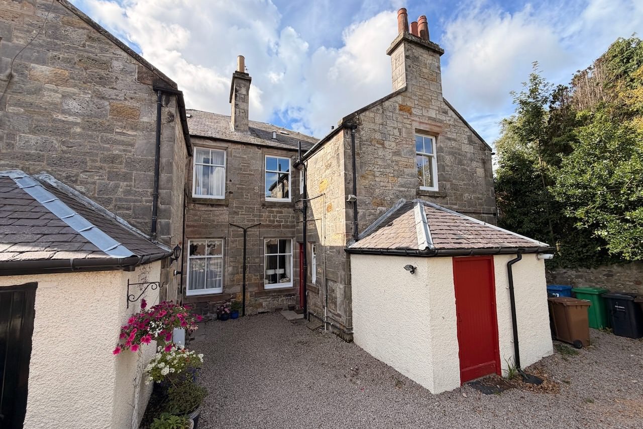 25 Lade Braes